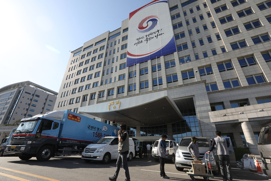 지난 2022년 5월 9일 당시 국방부 청사 앞에서 '대통령실 용산 이전'을 위해 공사 및 이사 관계자들이 막바지 준비를 하고 있다. 김상선 기자