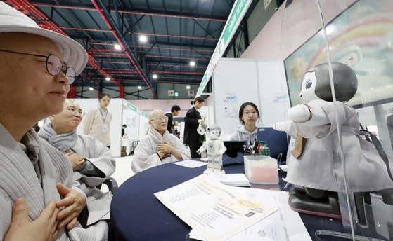 [사진] 소셜로봇과 명상하는 스님들