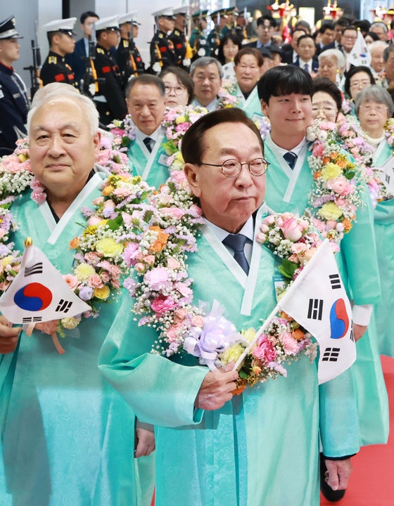 [사진] 임정 요인 후손들, 의장대 사열