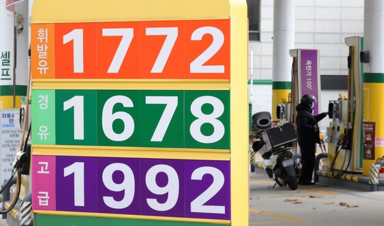 1470원대 ‘힘 못쓰는’ 원화값에…연말 물가 무섭게 오른다