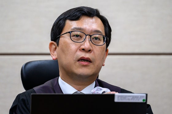 [단독]<b>김용현 변호인단</b> "XX 죽었어"…이진관 판사 ‘직권남용’ 고발