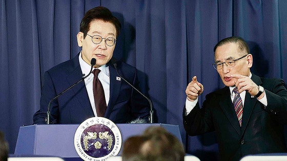 李대통령 "평화체제 구축시 <b>한미훈련</b> 않는게 바람직"