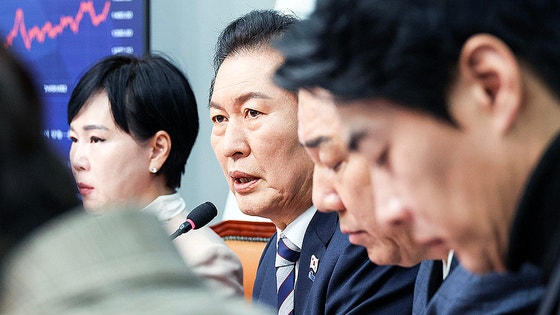 정청래 더불어민주당 대표가 21일 오전 국회에서 열린 최고위원회의에 참석해 발언하고 있다. 김성룡 기자