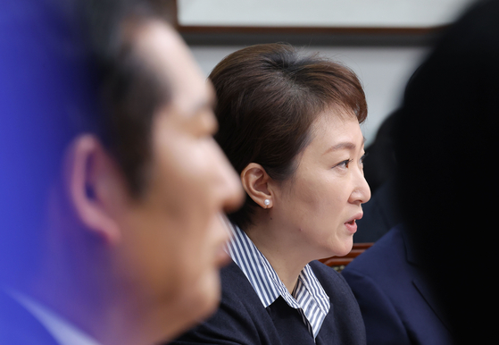 24일 이언주 민주당 최고위원은 '당원 1인 1표제'에 대해 ″정해졌으니 따라오라는 방식은 민주적 절차에 부합하지 않는다″고 비판했다. 이 최고위원은 이례적으로 발언 이후 회의장을 이석했다. 연합뉴스