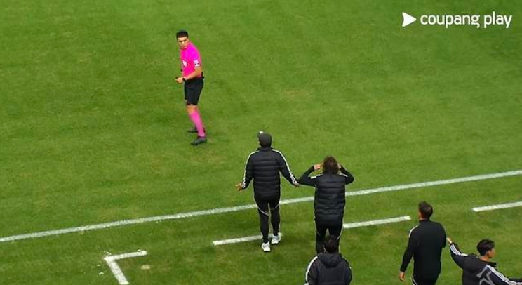 '<b>인종차별 논란</b>' <b>타노스 코치</b> 사의...프로축구 전북은 재심 청구