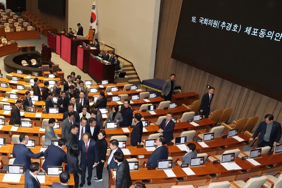 [속보] <b>추경호 체포동의안</b> 본회의 <b>가결</b>…국힘 반발 퇴장