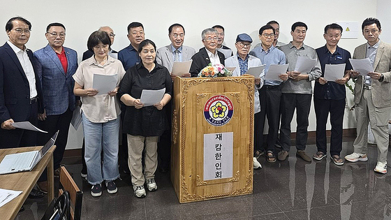 전·현직 캄보디아 한인회장 등으로 구성된 '캄보디아 한인사회 비상대책위원회'가 지난달 28일(현지시간) 캄보디아 프놈펜에 있는 한인회 사무실에서 회의를 마친 뒤 한국 정부에 여행 금지 해제 등 성명을 발표하고 있다