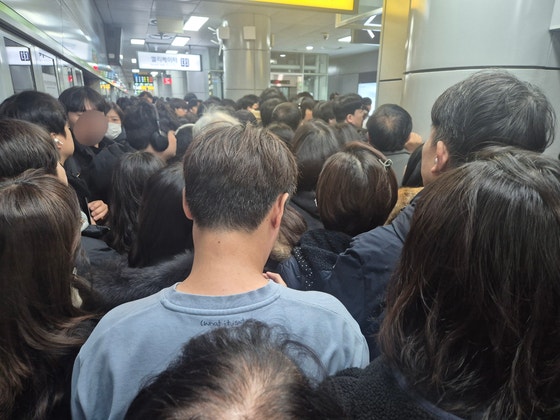 "출근길 압사 공포" 비명…서해선 열차 지연 '지옥철' 됐다