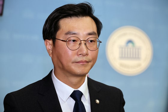 與 <b>장경태</b> "성추행 아닌 남친의 <b>데이트폭력</b>" 野 "2차 가해 향연"