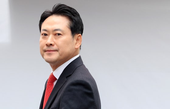 국민의힘 장동혁 대표가 지난달 30일 강원 춘천시청 인근에서 열린 민생회복 법치수호 국민대회에서 발언하기 위해 단상에 오르고 있다. 연합뉴스