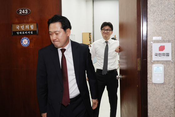 2024년 12월 한동훈 당시 국민의힘 대표가 당대표실에서 장동혁 의원이 나가는 사이 미소를 짓고 있다. 연합뉴스