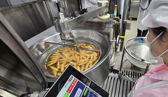 [사진] 학교에 첫 AI 기반 조리로봇