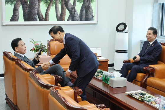 [사진] 예산안 막판 진통, 여야 찾은 구윤철