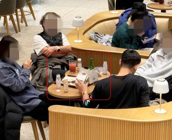 <b>스타벅스</b>서 치킨에 소주를…분노 부른 中<b>관광객</b> 민폐 행동