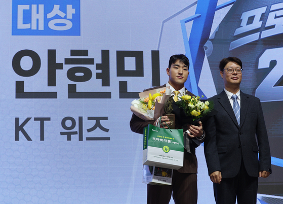 폰세-<b>안현민</b>, 조아제약 <b>프로야구 대상</b> 영예…이정후는 특별상 수상