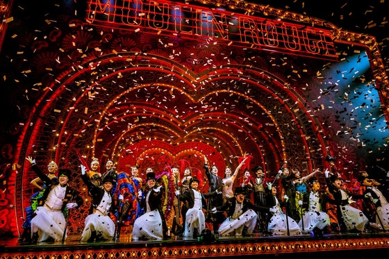 지난 27일 개막한 뮤지컬 '물랑루즈!'. 홍광호, 김지우 등을 비롯한 배우들이 무대에서 열연을 하고 있다. 사진 CJ ENM