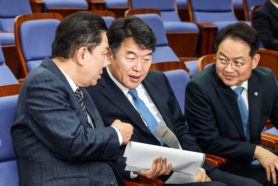'<b>인사청탁</b>' <b>문진석</b>, 엄중경고 후 첫 사과 "부적절한 처신 송구"