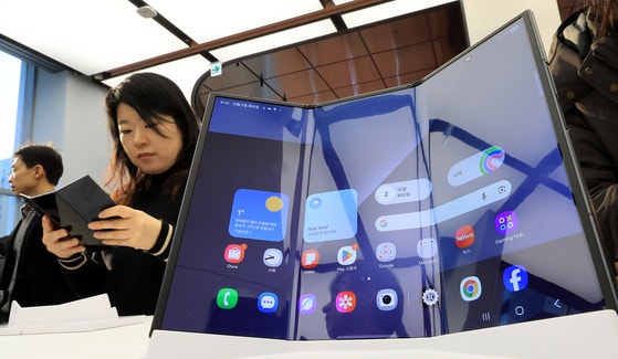 깨지면 200만원 날아간다… 360만원 트라이폴드폰, 보험 불가?