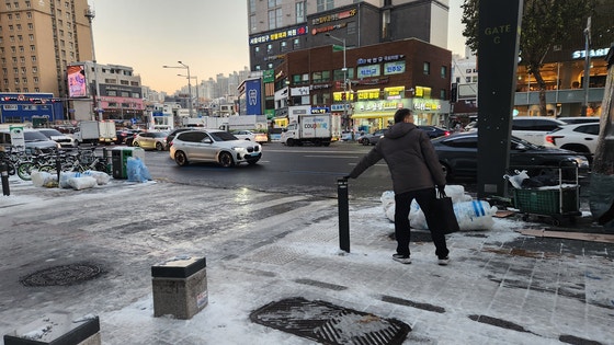 "<b>제설</b>작업 <b>엉망</b>, 스키타듯 걸었다"…'빙판' 출근길 대란