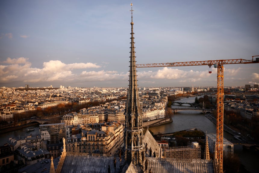 再開館1年を迎えた4日（現地時間）、フランス、パリノートルダム大聖堂の全景。去る2018年惨めな火災以後ノートルダム大聖堂は昨年12月ミサワ観覧のために再開館した。 EPA=連合ニュース