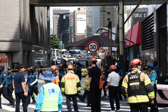 지난 8월 5일 오후 '신세계백화점을 폭파한다'는 글이 인터넷에 올라와 경찰 및 소방 관계자들이 전국 주요 지점을 수색했다. 당시 서울 중구 신세계백화점 본점에 출동한 경찰 및 소방 관계자들이 현장을 통제하는 모습.