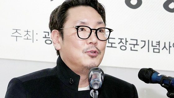 "조진웅, 내 얼굴에 주먹질…이유 없이 맞았다" 다큐 감독의 폭로
