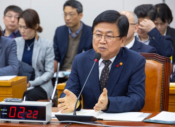 9일 국회 교육위원회 전체 회의에 출석한 최교진 교육부 장관이 수능 영어에 관한 의원 질의에 답하고 있다.연합뉴스