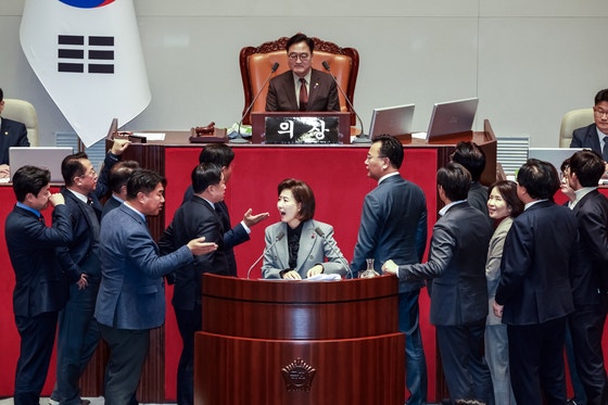 61년 만에…국회의장이 필리버스터 마이크 껐다