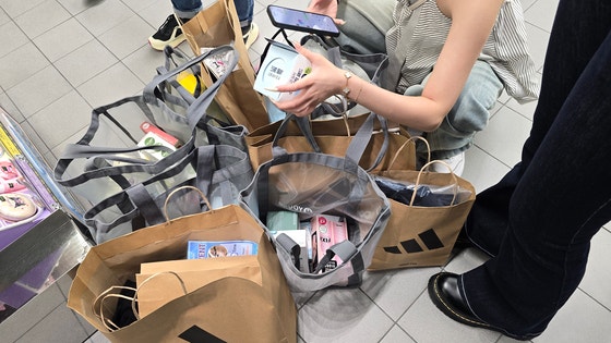 9월 29일 서울 중구 올리브영 명동타운점을 찾은 류모(20)씨는 "중국에 있는 친구들 몫까지 화장품을 구매했다"며 "틱톡(글로벌 동영상 플랫폼)과 샤오홍슈(중국 대표 소셜 미디어 플랫폼)에서 한국 화장품 정보를 얻