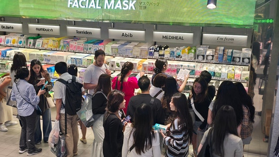 서울 중구 올리브영 명동타운점의 마스크팩 매대 앞에 관광객들이 모여있다. 노유림 기자