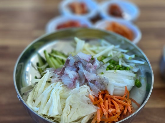 만대항 수산물판매장 트리우드 식당의 회덮밥.