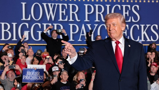 도널드 트럼프 미국 대통령이 9일(현지시간) 미 펜실베이니아주 마운트 포코노에 있는 한 리조트에서 경제 관련 연설을 하기 위해 연단에 오르며 지지자들을 손가락으로 가리키고 있다.로이터=연합뉴스