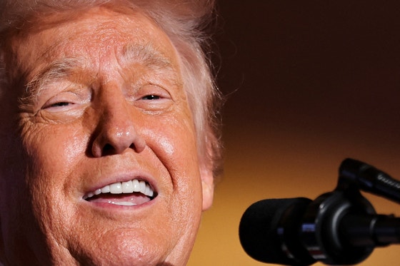 도널드 트럼프 미국 대통령이 9일(현지시간) 미국 펜실베이니아주 마운트포코노 소재 마운트에어리 카지노 리조트에서 미국 경제와 생활비 부담 완화에 관한 연설을 하고 있다.로이터=연합뉴스