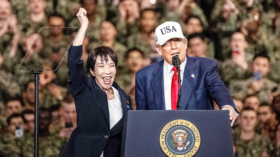지난 10월 28일 도널드 트럼프 미국 대통령이 요코스카 미 해군기지에 정박 중인 조지 워싱턴 항공모함 함상 에서 연설하는 동안 다카이치 사나에 일본 총리가 손을 들어 환호하고 있다.AFP=연합뉴스