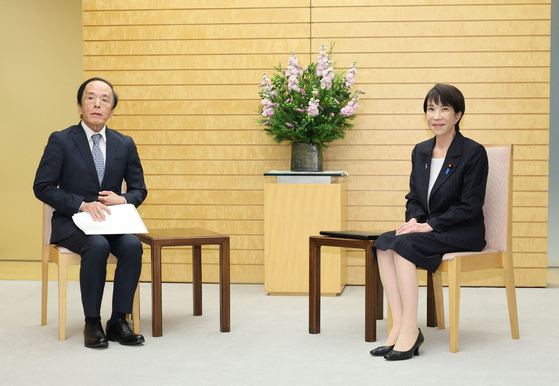 우에다 가즈오 일본은행(BOJ) 총재와 다카이치 사나에 일본 총리.연합뉴스.