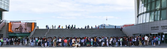 국립중앙박물관 관람객이 사상 첫 연간 600만 명을 넘어설 것으로 예상된다.연간 관람객 600만 명 달성은 1945년 개관 이후 80년 만이다.사진은 지난 9월 국립중앙박물관을 찾은 관람객들이 입장 순서를 기다리