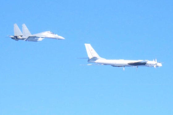 지난 9일 일본 오키나와 인근 해상에서 중국 J-16 전투기(왼쪽)와 러시아 Tu-95 폭격기가 공동 비행 중인 모습.[AFP=연합뉴스]