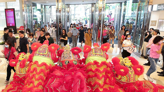 지난 10월 16일 대만 중부 타이중에 있는 신광미츠코시 백화점에서 열린 세일 행사를 맞아 고객들이 오전 11시 백화점이 개장에 맞춰 매장으로 몰려들고 있다.사진 신광미스코시