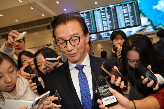 통일교로부터 금품을 수수했다는 의혹이 제기된 전재수 해양수산부 장관이 11일 오전 'UN해양총회' 유치 활동을 마친 후 인천국제공항 제2여객터미널을 통해 귀국해 입장을 밝힌 후 공항을 빠져나가고 있다.뉴스1