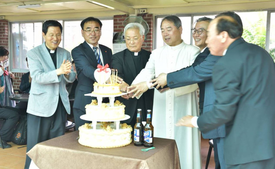 2018년 5월28일 부산 구포성당 본당설립 60주년 기념행사에 전재수 당시 더불어민주당 의원(오른쪽 두번째)이 참석한 모습.사진 천주교부산교구 