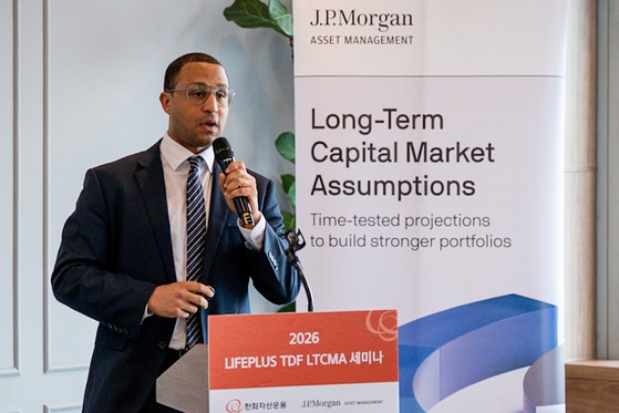 조던 스튜어트 JP모간 멀티에셋솔루션부문 전무가 11일 서울 여의도에서 열린 한화자산운용·JP모간 경제전망 세미나에서 내년 경기 시장 전망을 발표하고 있다.사진 한화운용