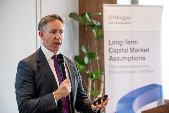 캐리 크레이그 JP모간 글로벌마켓전략가(이사)가 11일 서울 여의도에서 열린 한화자산운용·JP모간 경제전망 세미나에서 장기시장전망(LTCMA)을 발표하고 있다.사진 한화자산운용