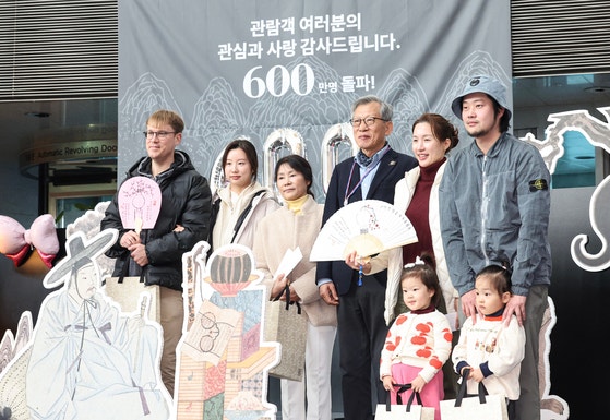 국립중앙박물관 관람객이 사상 첫 연간 600만 명을 넘어선 11일 오후 서울 용산국 국립중앙박물관 상설전시관 으뜸홀에서 600만번째 관람객들(내·외국인)이 유홍준 관장과 기념촬영을 하고 있다.김경록 기자