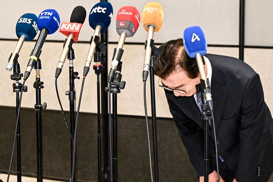 [사진] 전재수 사의…통일교 게이트 첫 낙마