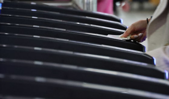 서울역에서 출근길 시민들이 개찰구를 통과하고 있다.[연합뉴스]