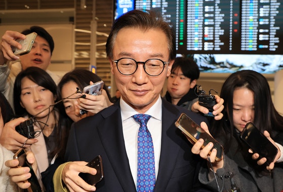 전재수 당시 해양수산부 장관이 지난 11일 '유엔해양총회' 유치 활동을 마치고 귀국해 취재진 질문을 받으며 이동하고 있다.전 전 장관은 이날 사의를 표명했다.연합뉴스