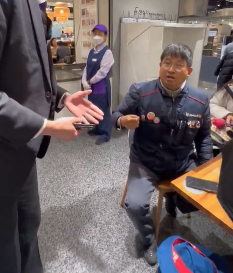 백화점 보안요원에 항의하는 이김춘택 사무장.사진 엑스 캡처
