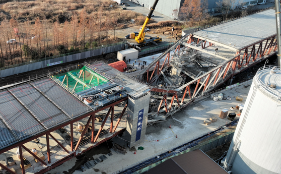 光州代表図書館新築工事場崩壊事故二日目の12日、光州災害安全対策本部の関係者たちが西区チ平洞崩壊現場を見ている。写真光州市消防本部