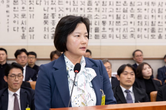 정유미 검사장(전 창원지검장)이 지난 10월 21일 서울 여의도 국회에서 열린 법제사법위원회 대전고검 등에 대한 국정감사에 출석해 의원 질의에 답변하고 있다.뉴스1