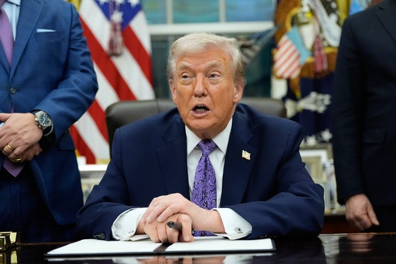 도널드 트럼프 미국 대통령이 11일(현지시간)) 워싱턴 DC 백악관 오벌 오피스에서 행정명령 서명을 마친 뒤 발언하고 있다.AP=연합뉴스